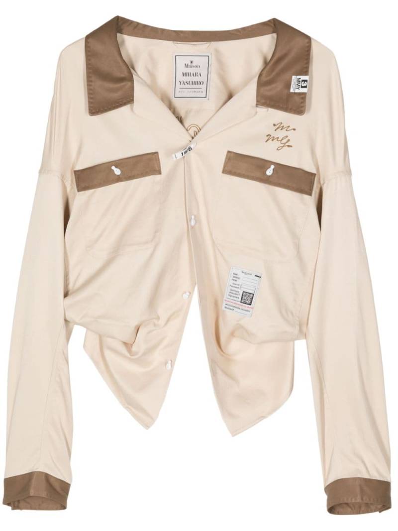 Maison MIHARA YASUHIRO slogan-embroidered cropped shirt - Brown von Maison MIHARA YASUHIRO