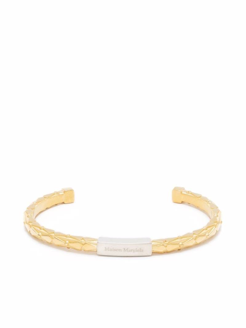 Maison Margiela embossed two-tone cuff bracelet - Gold von Maison Margiela