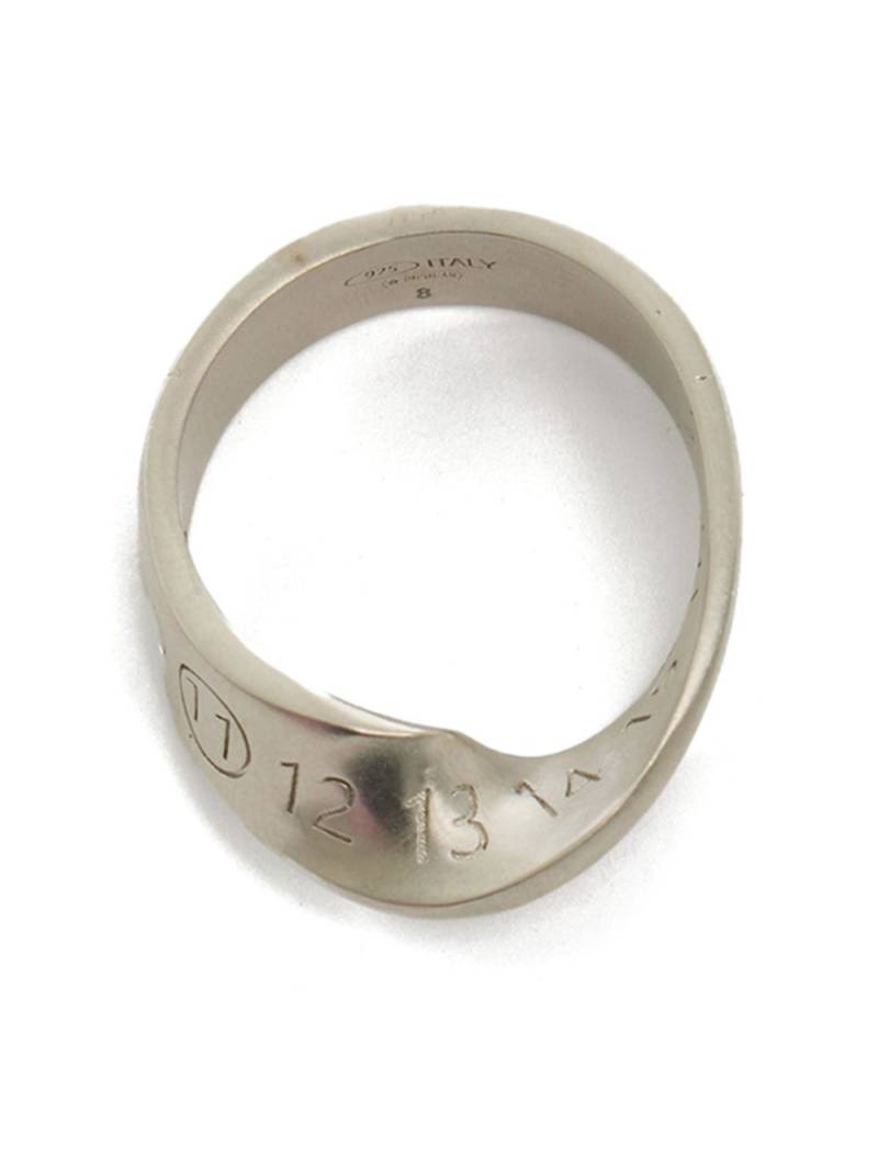 Maison Margiela numbers-motif twisted ring - Silver von Maison Margiela