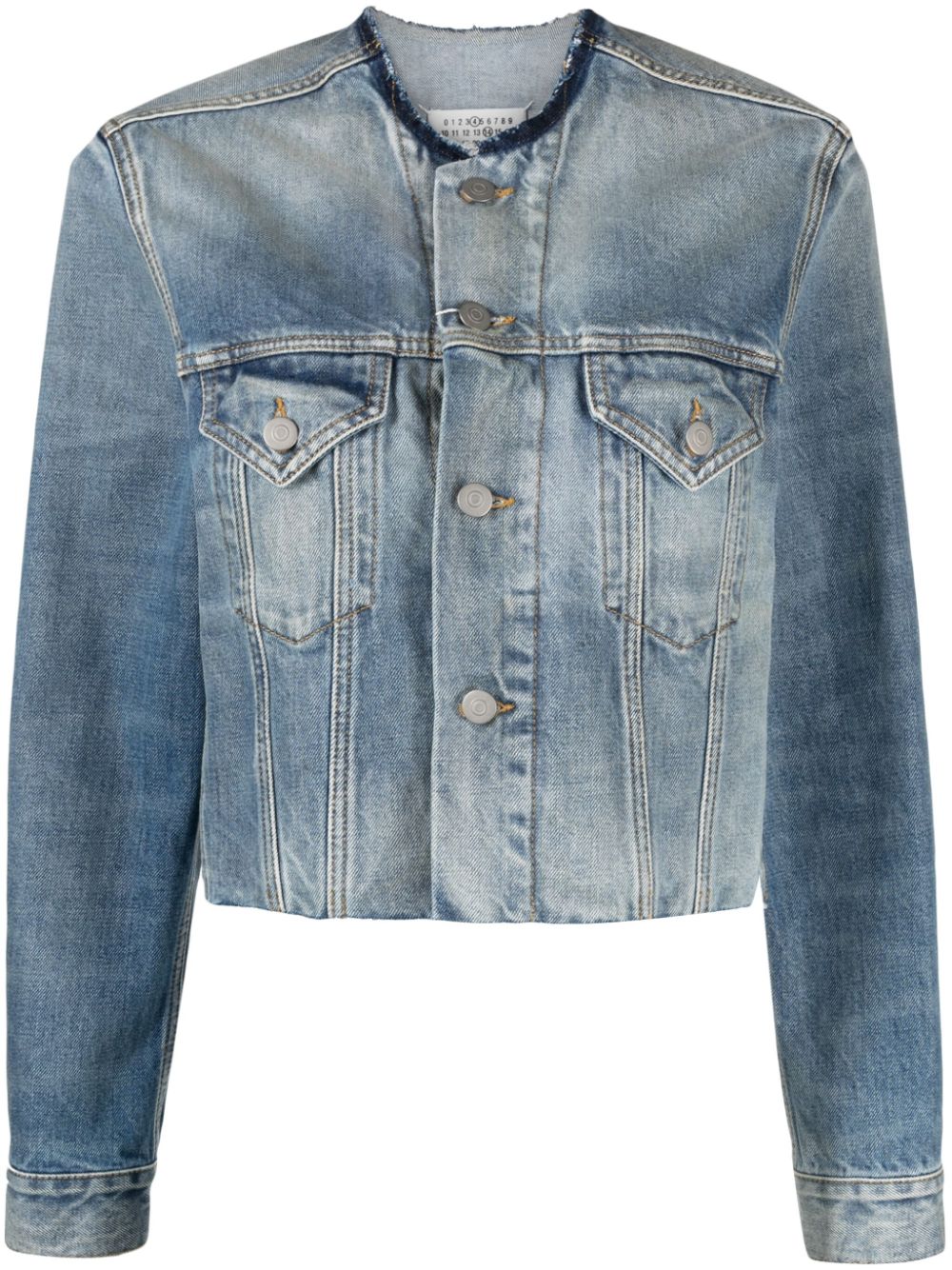 Maison Margiela raw-neckline button-up denim jacket - Blue von Maison Margiela