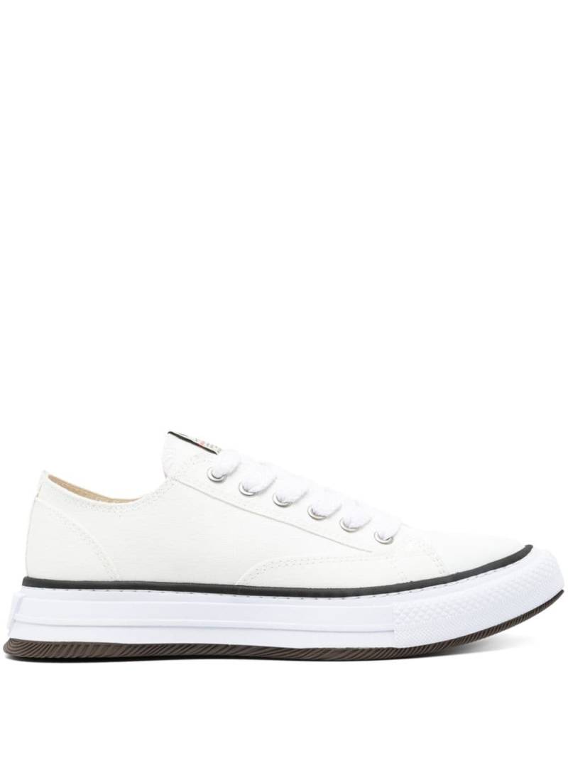 Maison MIHARA YASUHIRO Yucca pointed-toe sneakers - White von Maison MIHARA YASUHIRO