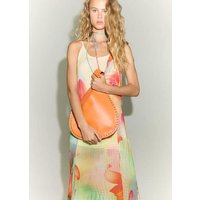 Ledertasche mit Stanzmotiven von Mango