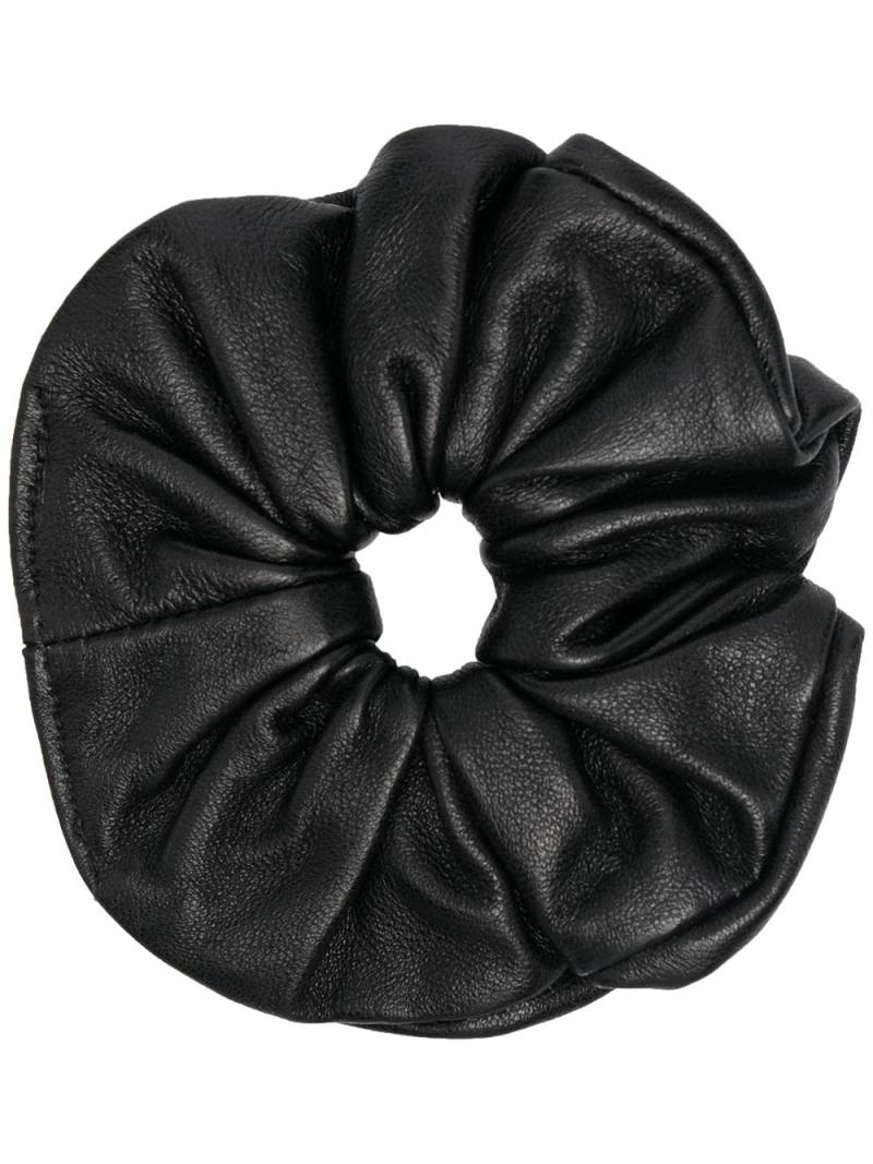 Manokhi elasticated leather scrunchie - Black von Manokhi