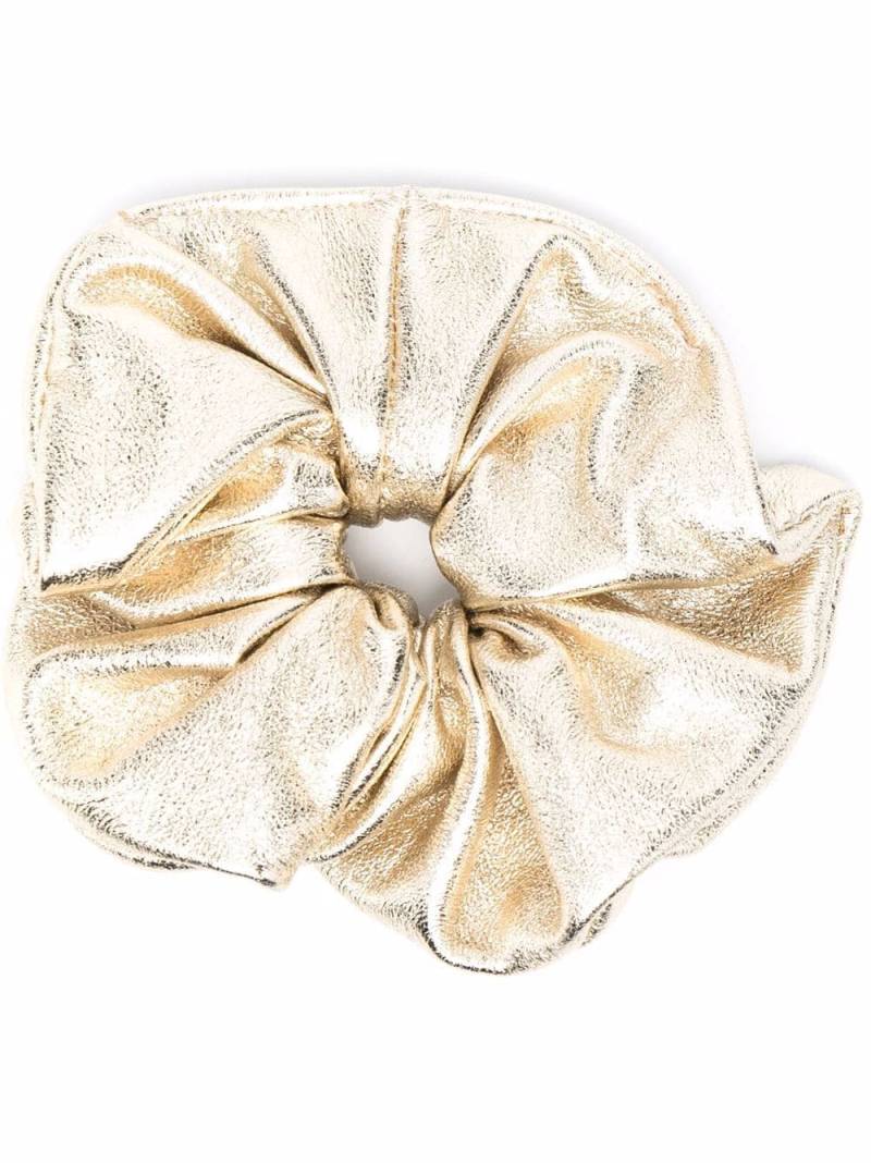 Manokhi metallic ruched leather hair scrunchie - Gold von Manokhi