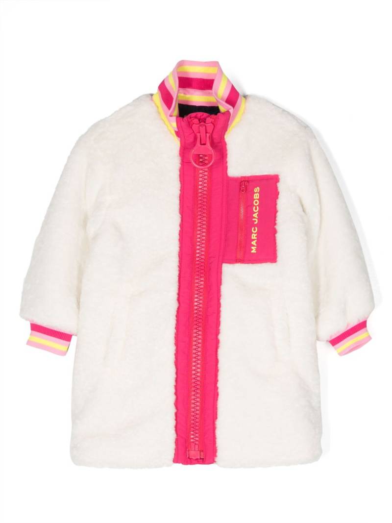 Marc Jacobs Kids logo-print faux-fur coat - White von Marc Jacobs Kids