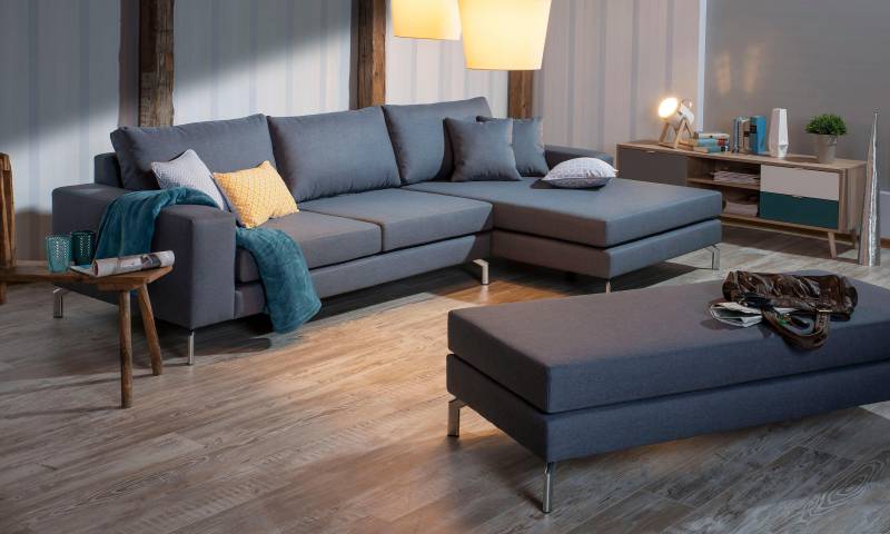 Max Winzer® Ecksofa »Flori guter Sitzkomfort, aktuelles Design, eleganter Chromfuss«, mit Longchair links oder rechts, inklusive Zierkissen von Max Winzer®