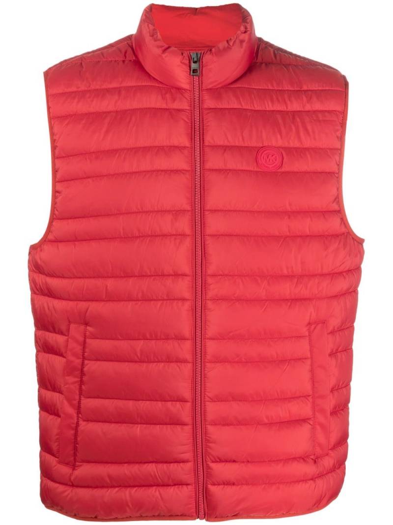 Michael Kors logo-patch padded gilet - Red von Michael Kors