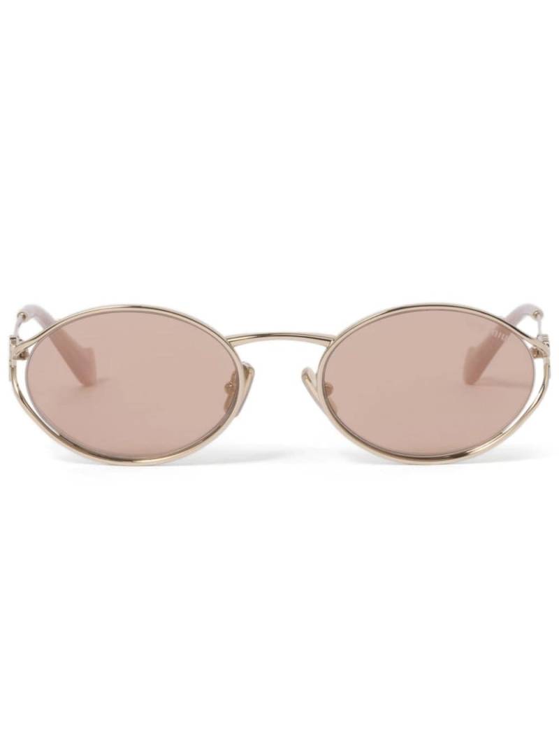 Miu Miu Eyewear Logo oval-frame sunglasses - Gold von Miu Miu Eyewear