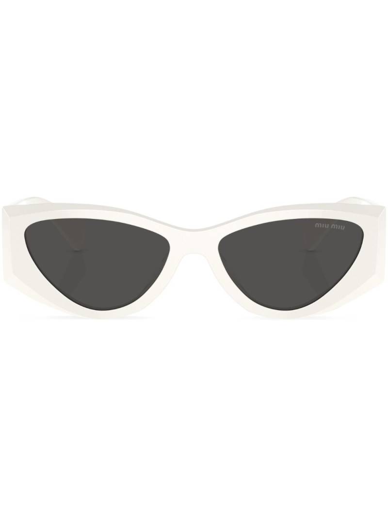 Miu Miu Eyewear cat-eye frame tinted sunglasses - White von Miu Miu Eyewear