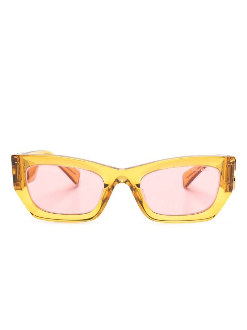 Miu Miu Eyewear logo-embossed sunglasses - Orange von Miu Miu Eyewear