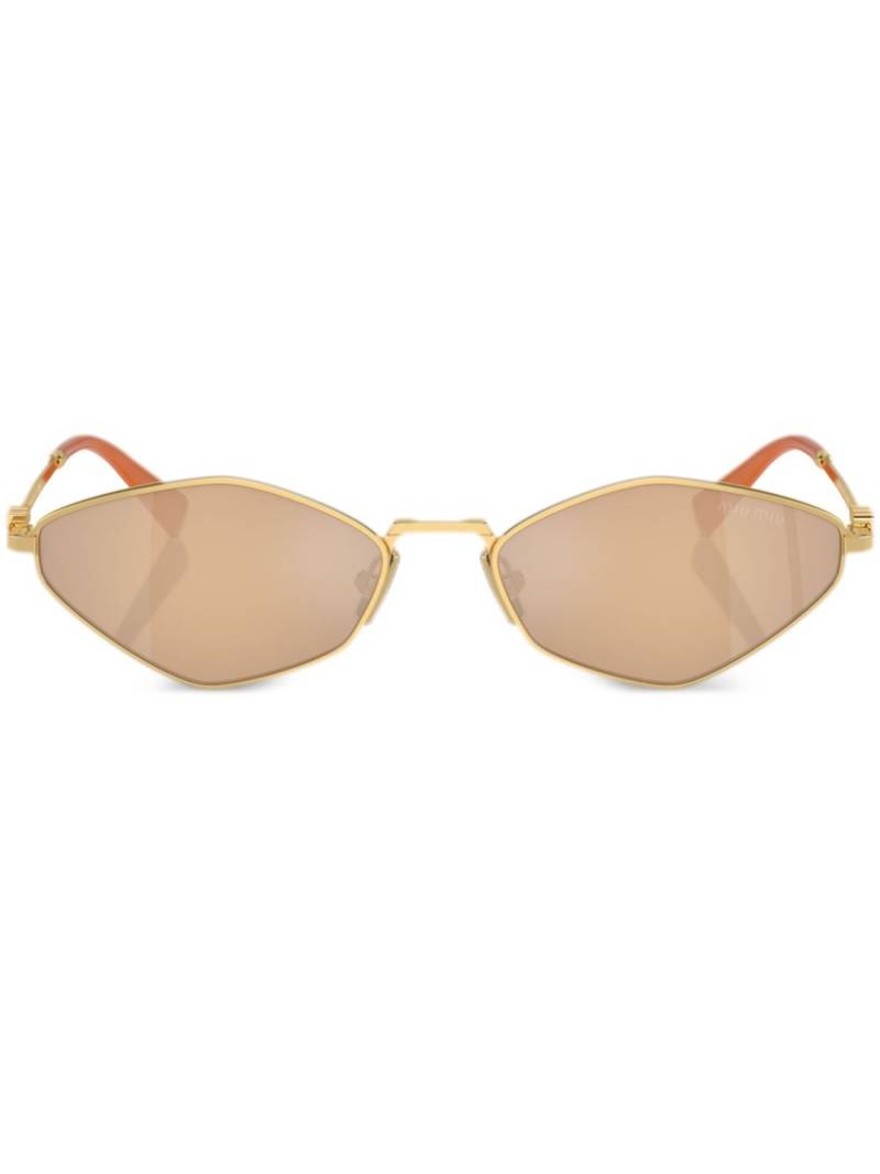 Miu Miu Eyewear logo-lettering geometric-frame sunglasses - Gold von Miu Miu Eyewear