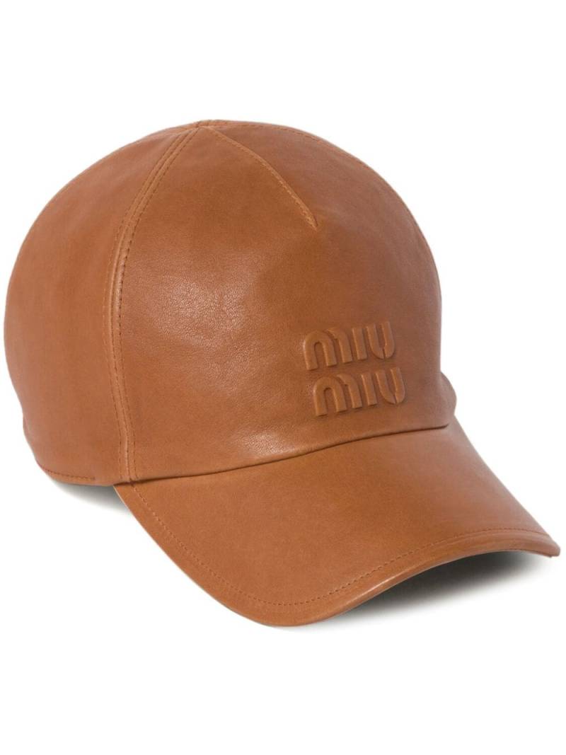 Miu Miu debossed-logo nappa leather cap - Brown von Miu Miu