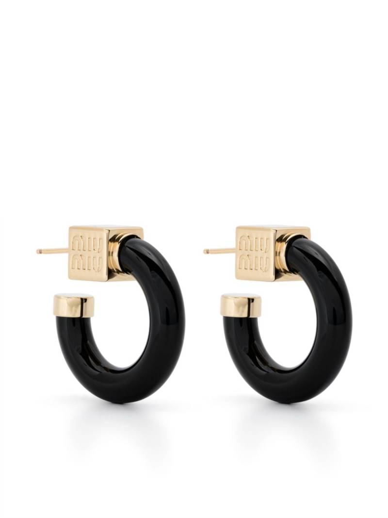 Miu Miu logo-charm half-hoop earrings - Gold von Miu Miu