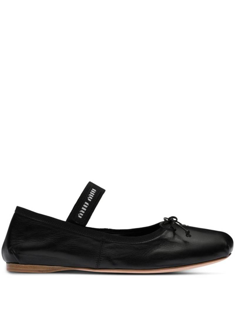 Miu Miu logo-patch ballerina shoes - Black von Miu Miu