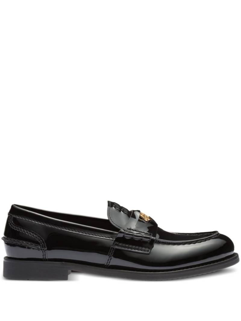 Miu Miu logo-plaque patent-leather loafers - Black von Miu Miu