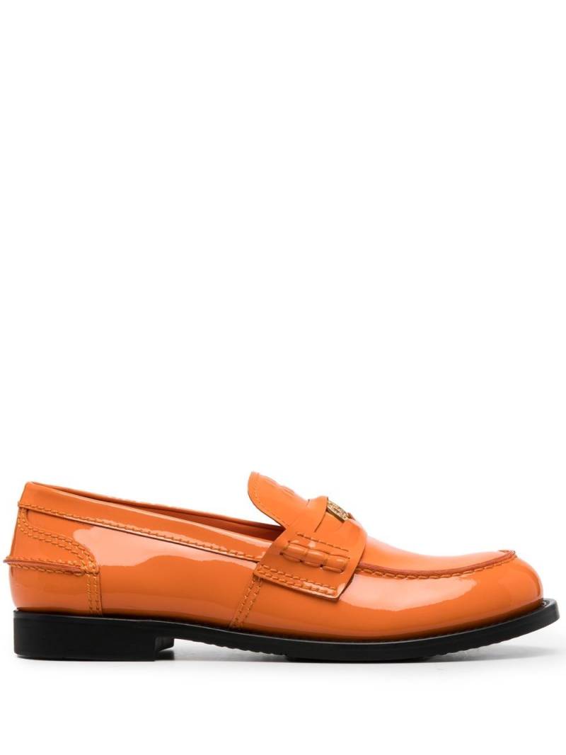 Miu Miu logo-plaque patent-leather loafers - Orange von Miu Miu