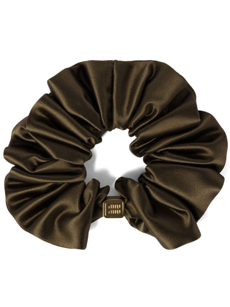 Miu Miu satin scrunchie - Green von Miu Miu