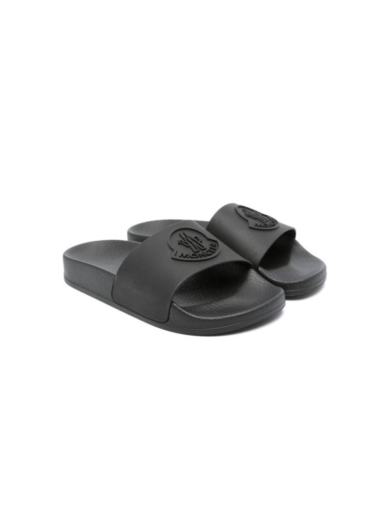 Moncler Enfant Basile embossed-logo slides - Black von Moncler Enfant