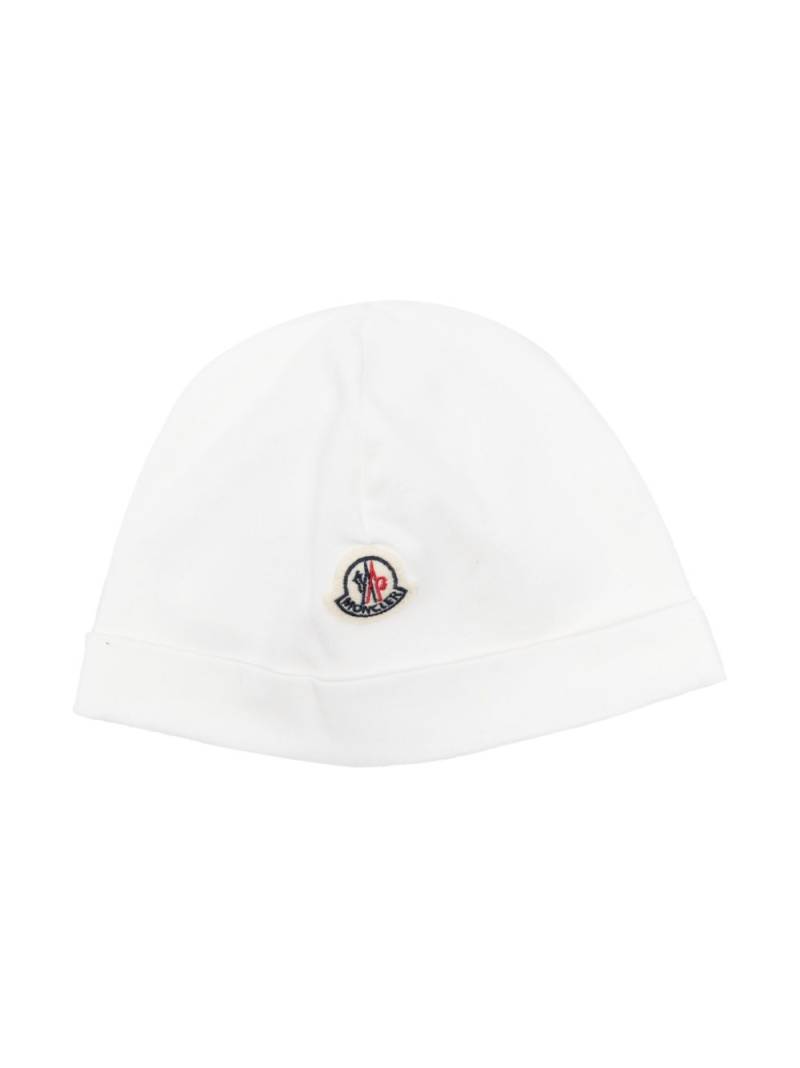 Moncler Enfant logo-patch beanie - White von Moncler Enfant