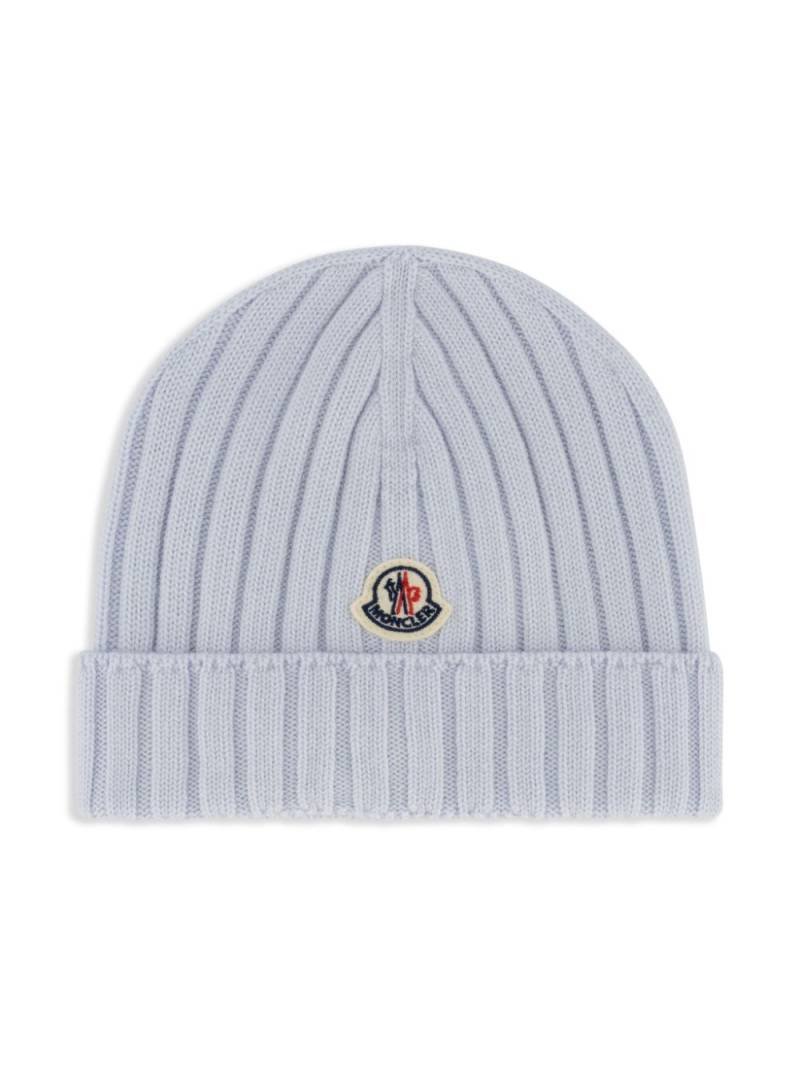 Moncler Enfant logo-patch beanie hat - Blue von Moncler Enfant