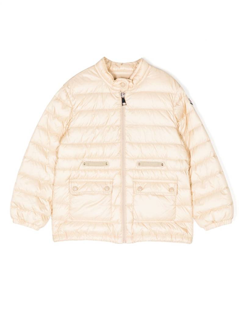 Moncler Enfant logo-patch padded down jacket - White von Moncler Enfant