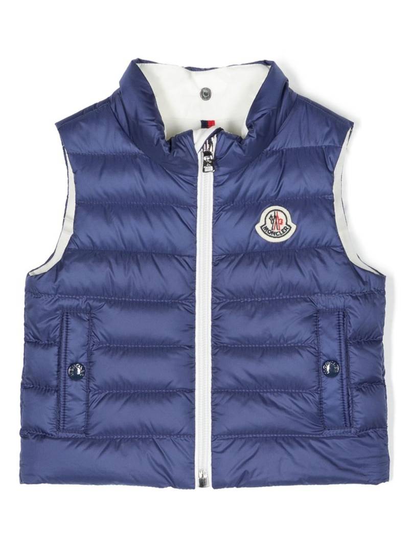 Moncler Enfant logo-patch padded gilet - Blue von Moncler Enfant