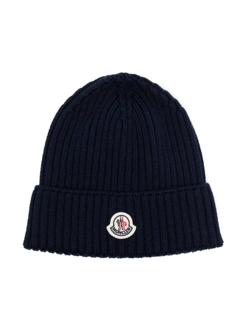 Moncler Enfant logo-patch ribbed beanie - Blue von Moncler Enfant