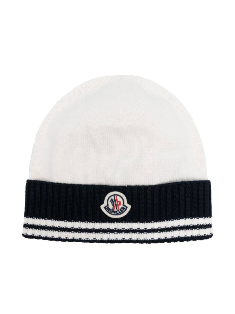 Moncler Enfant logo-patch striped-edge beanie - White von Moncler Enfant