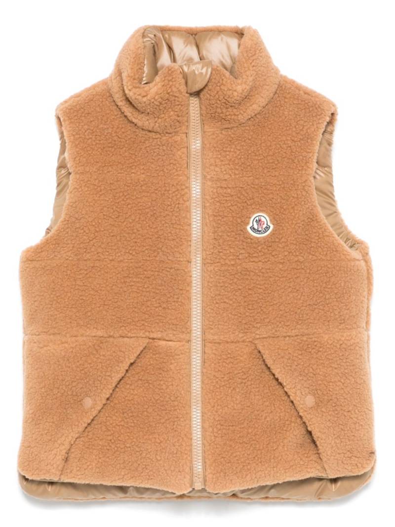 Moncler Enfant logo-patch vest - Brown von Moncler Enfant