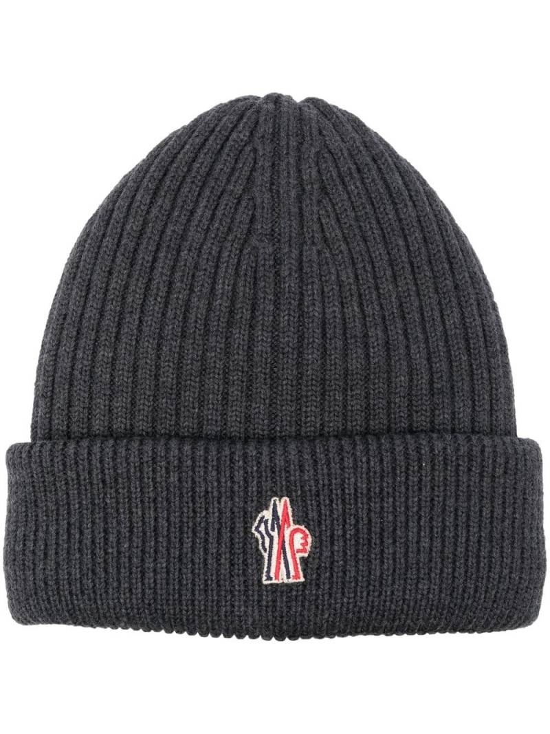 Moncler Grenoble ribbed-knit logo-patch beanie hat - Grey von Moncler Grenoble