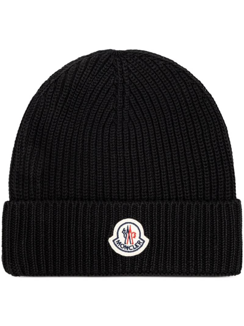 Moncler logo-appliqué ribbed-knit beanie - Black von Moncler