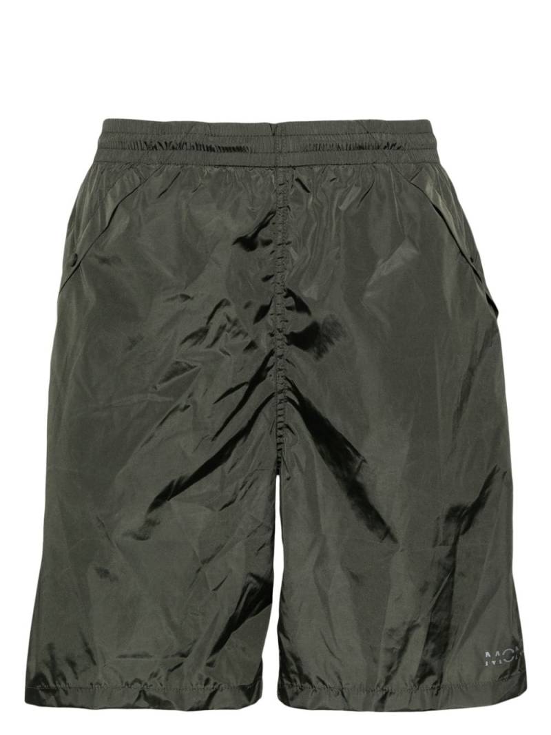 Moncler logo-appliqué swim shorts - Green von Moncler