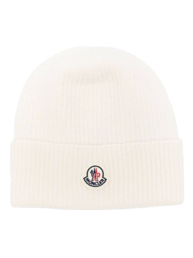 Moncler logo-patch beanie - White von Moncler