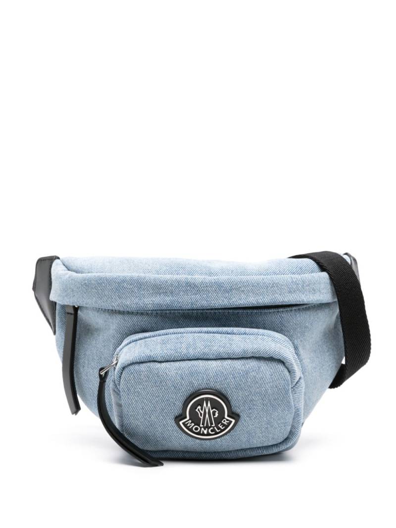 Moncler logo-patch denim belt bag - Blue von Moncler