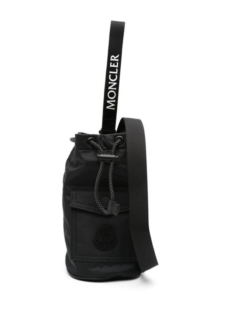 Moncler logo-patch mini bucket bag - Black von Moncler