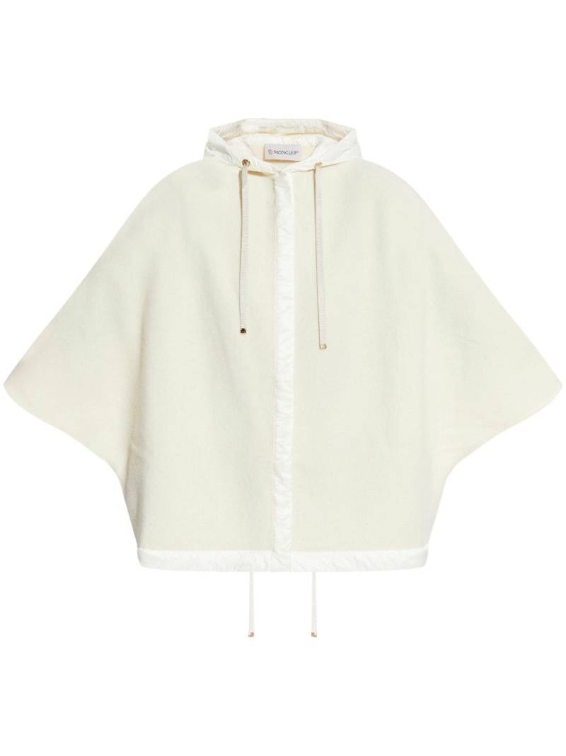 Moncler logo patch poncho - White von Moncler