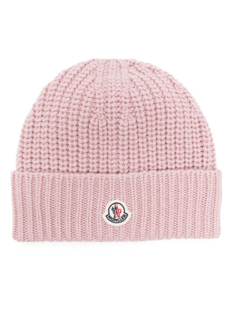 Moncler logo-patch ribbed-knit beanie - Pink von Moncler