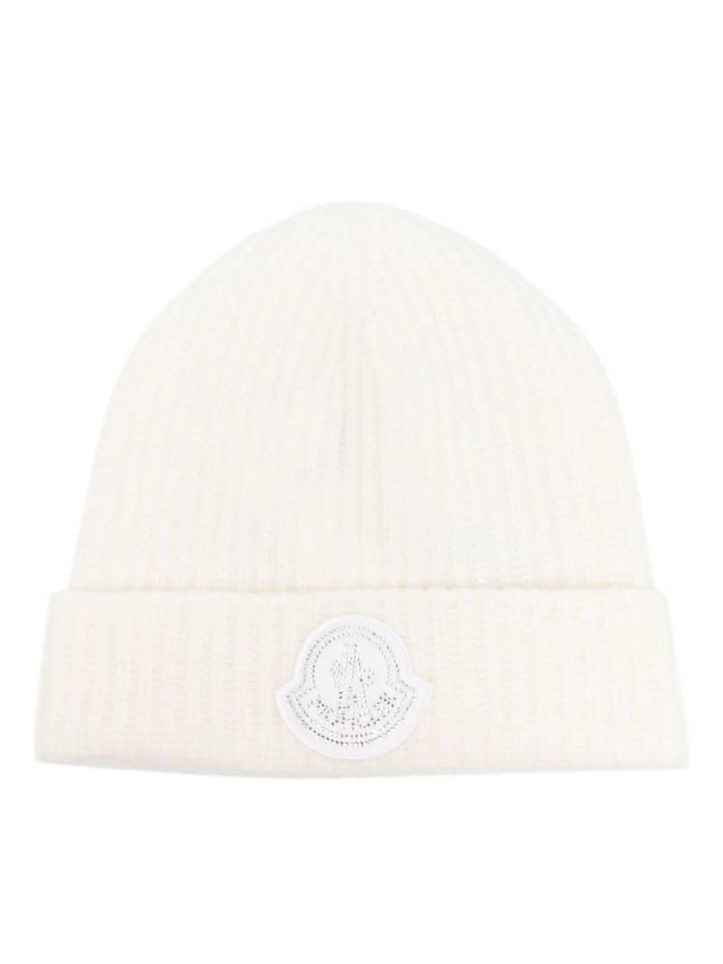 Moncler logo-patch ribbed-knit beanie - White von Moncler