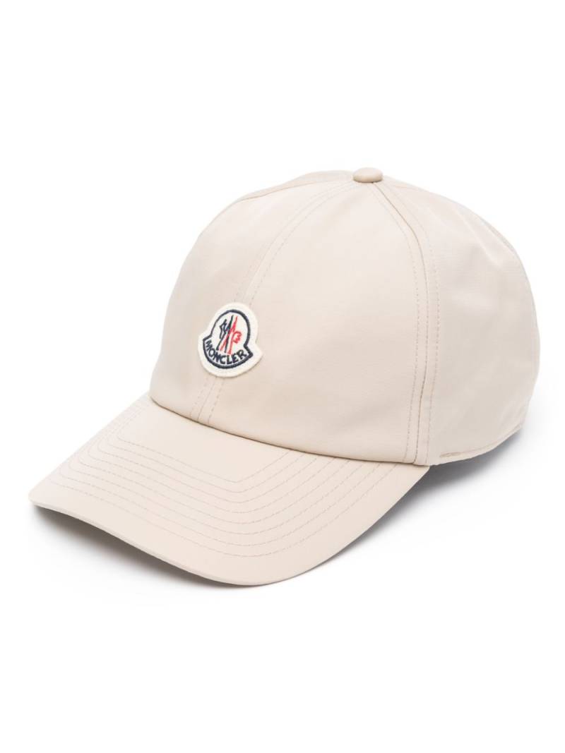 Moncler logo-patch satin cap - Neutrals von Moncler