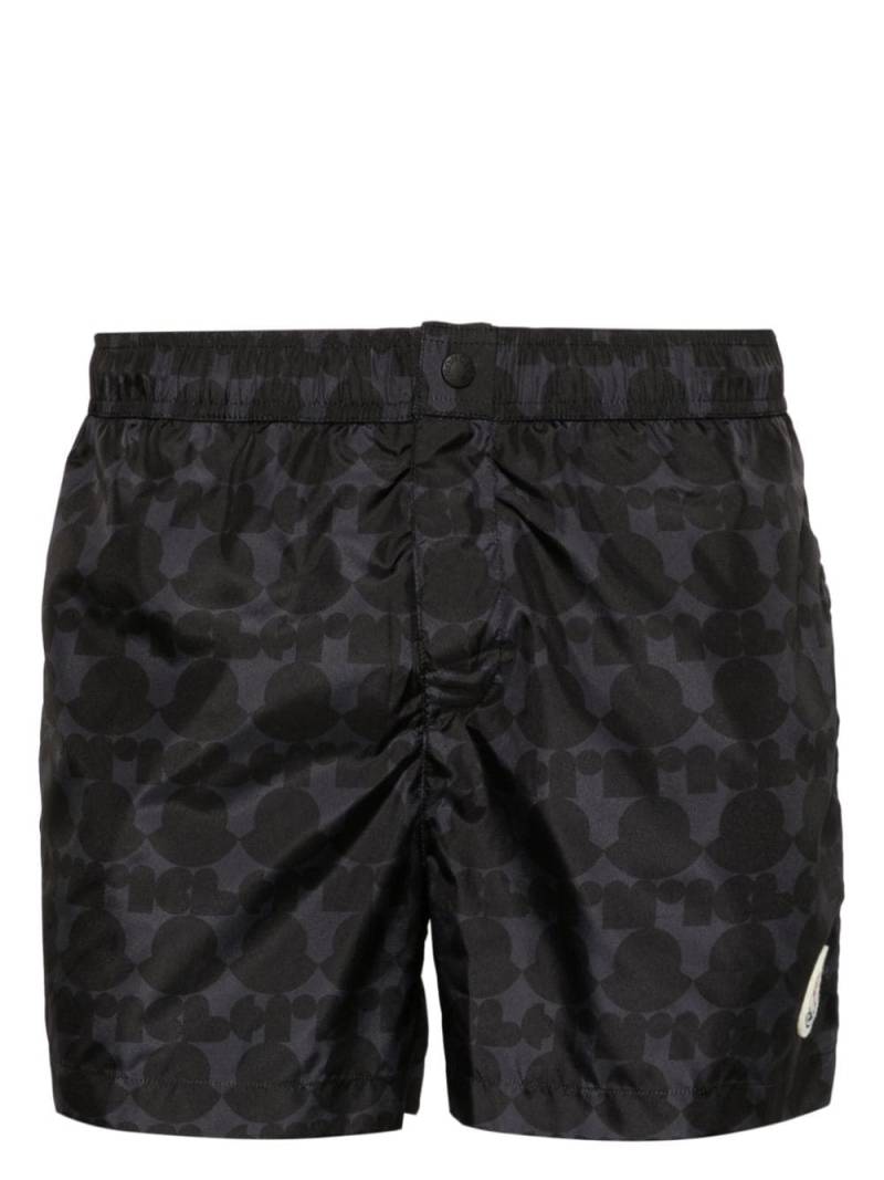 Moncler logo-print swim short - Grey von Moncler