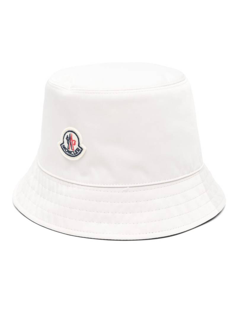 Moncler reversible logo-patch bucket hat - Neutrals von Moncler