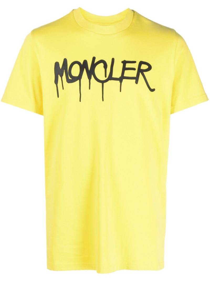 Moncler spray-paint logo-print cotton T-shirt - Yellow von Moncler
