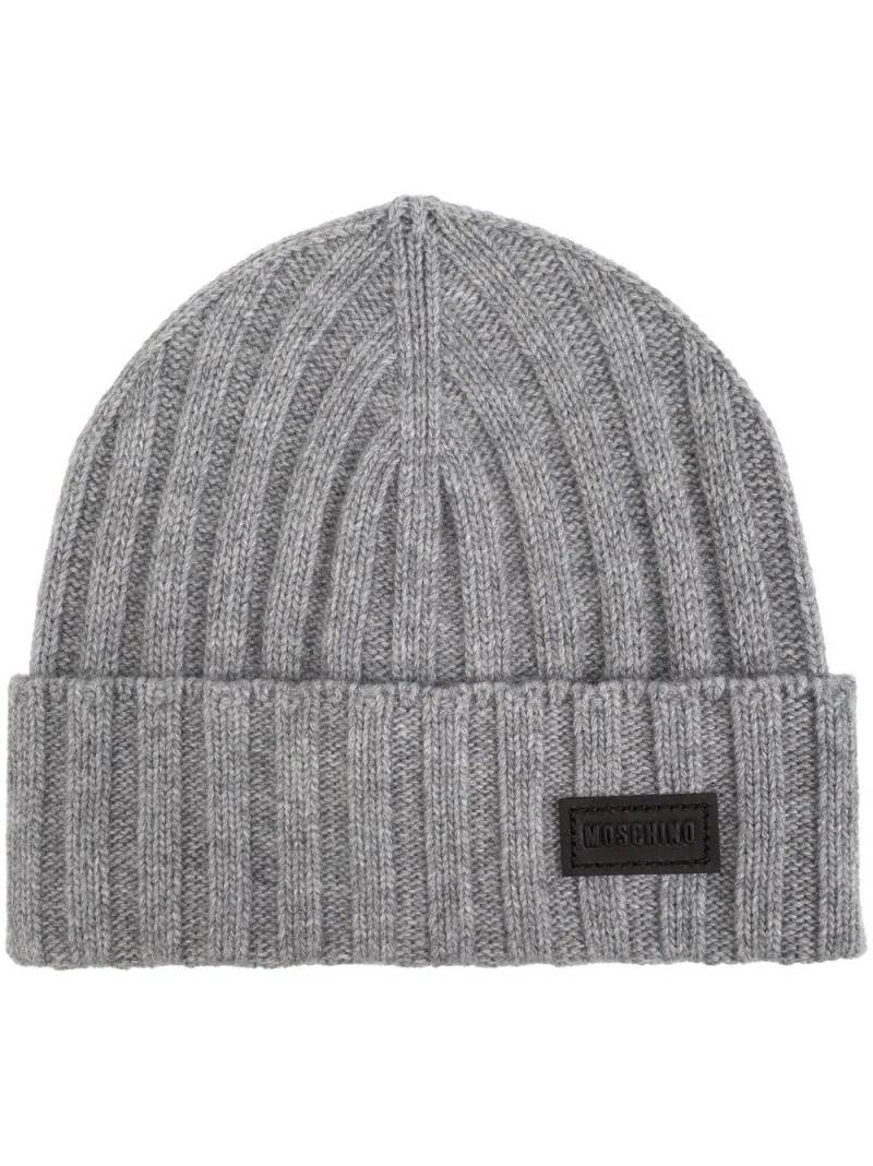 Moschino logo-patch knitted beanie - Grey von Moschino