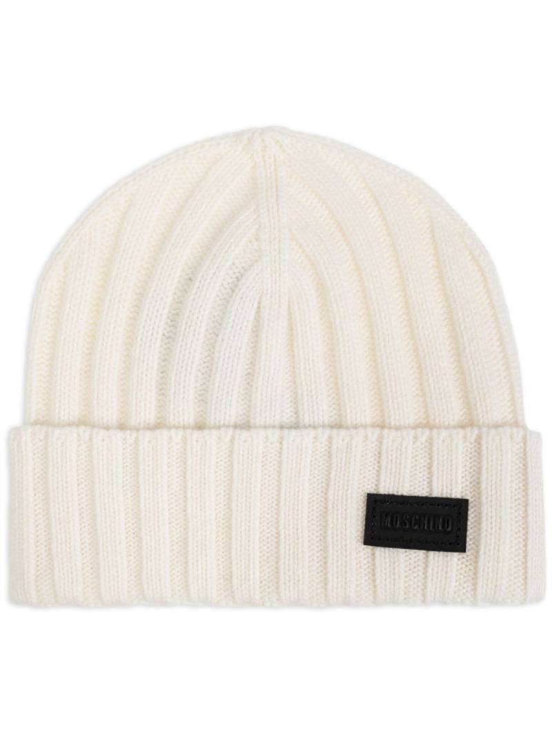 Moschino logo-appliqué knit beanie - White von Moschino