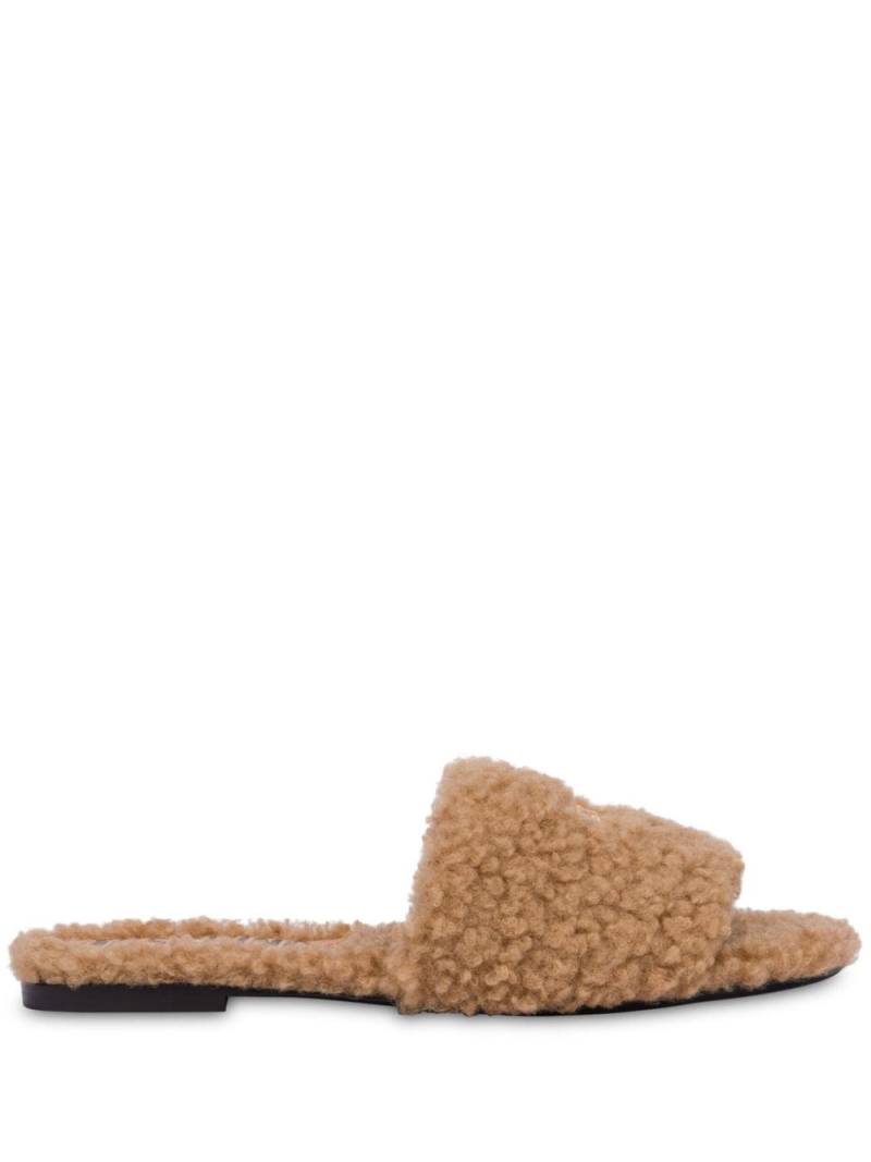 Moschino logo-plaque shearling sandals - Brown von Moschino