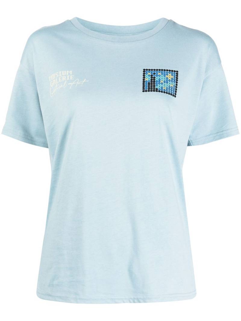 Musium Div. graphic-embroidered cotton T-shirt - Blue von Musium Div.