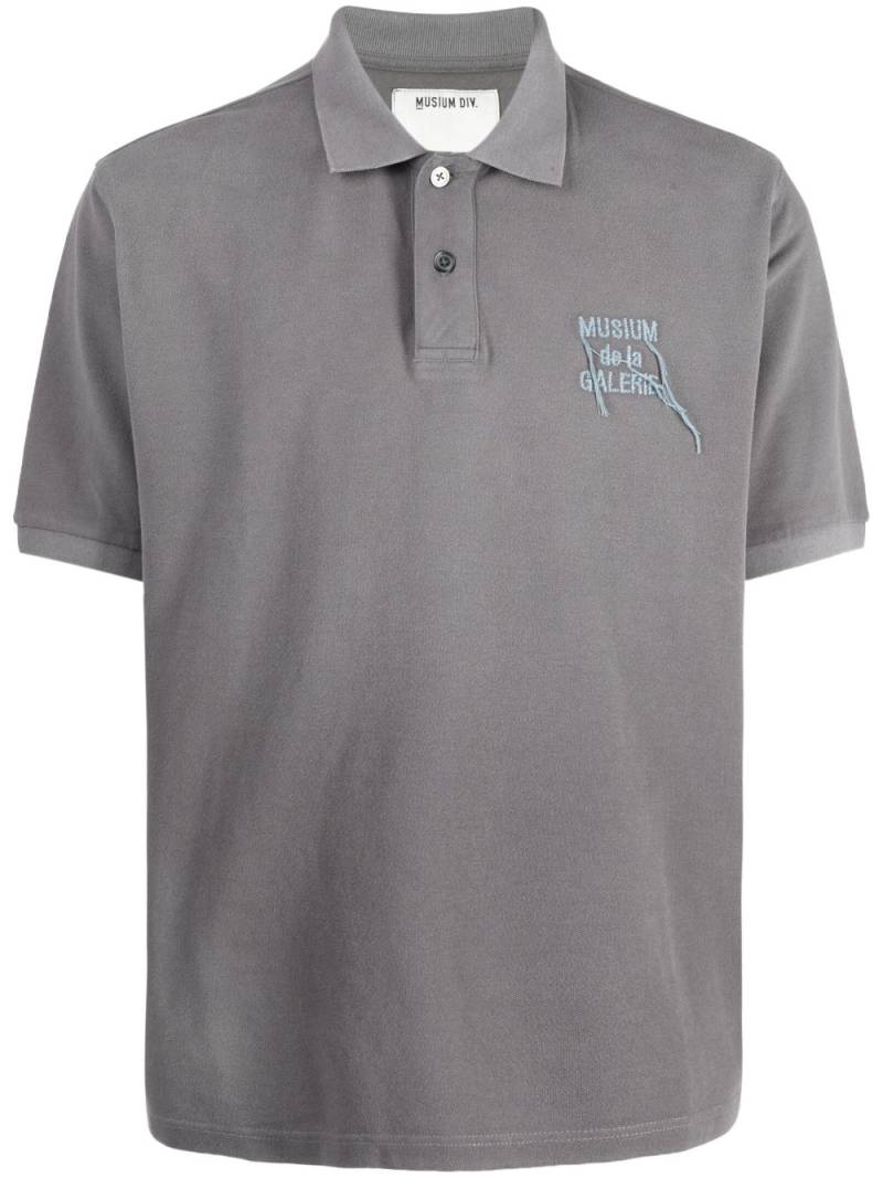 Musium Div. logo-embroidered polo shirt - Grey von Musium Div.