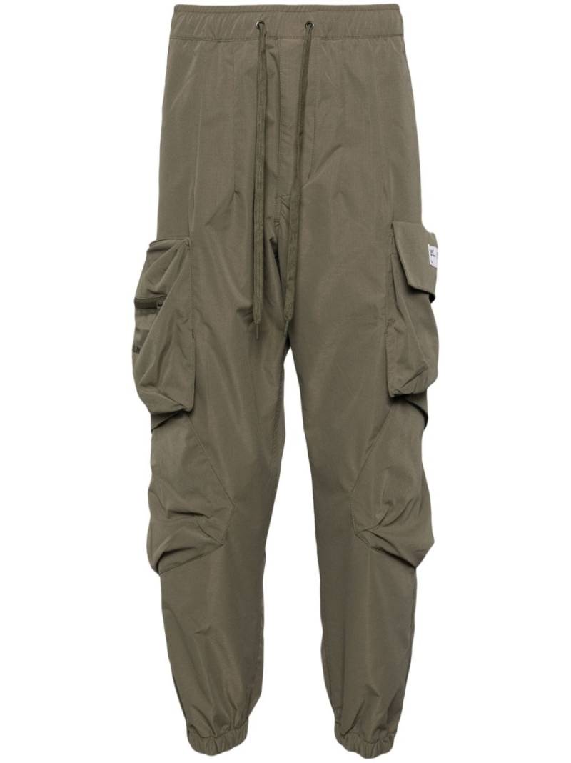 Musium Div. logo-patch track pant - Green von Musium Div.