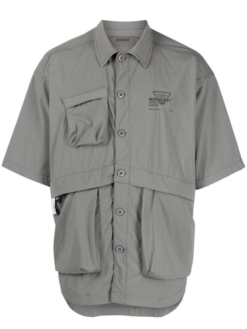 Musium Div. logo-print multi-pocket shirt - Grey von Musium Div.