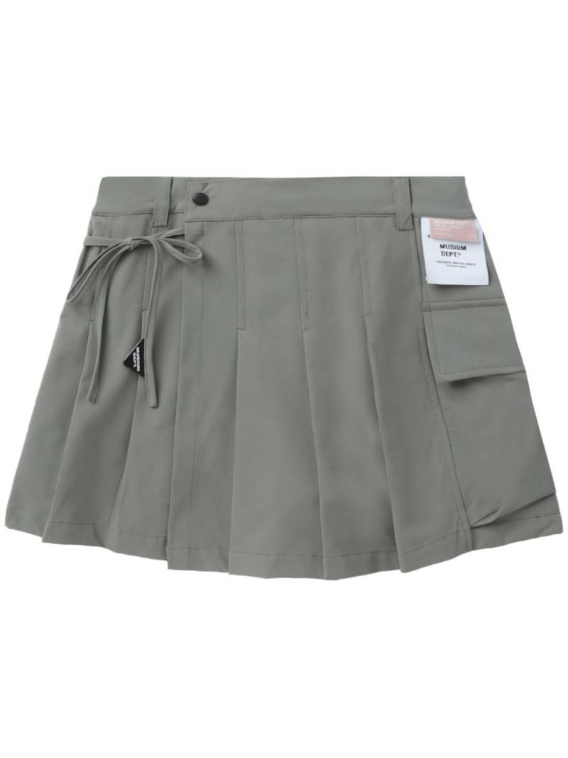 Musium Div. logo-tag pleated shorts - Green von Musium Div.